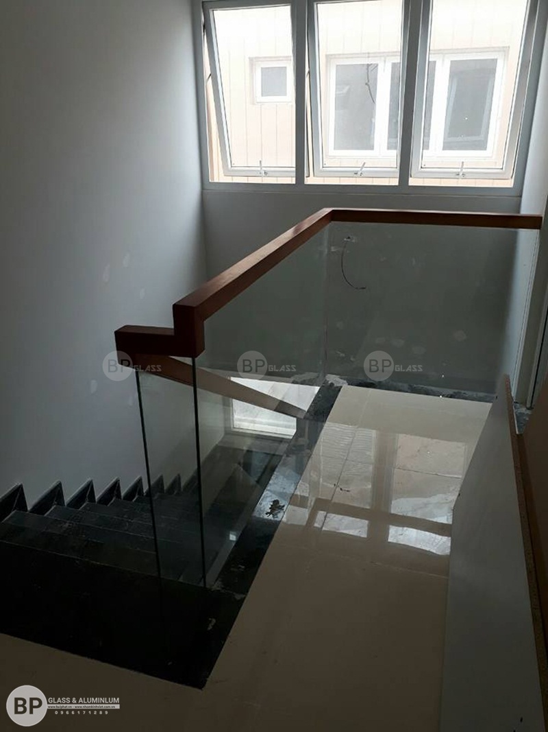 thi công cầu thang kính, lan can kính quận 7, hcm